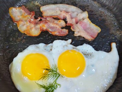 Глазунья с беконом