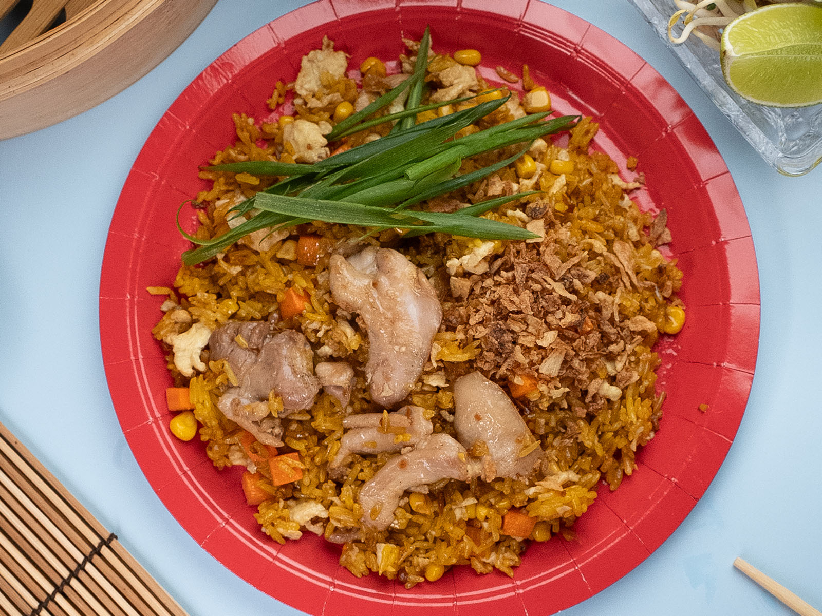 Рис жареный с курицей и овощами