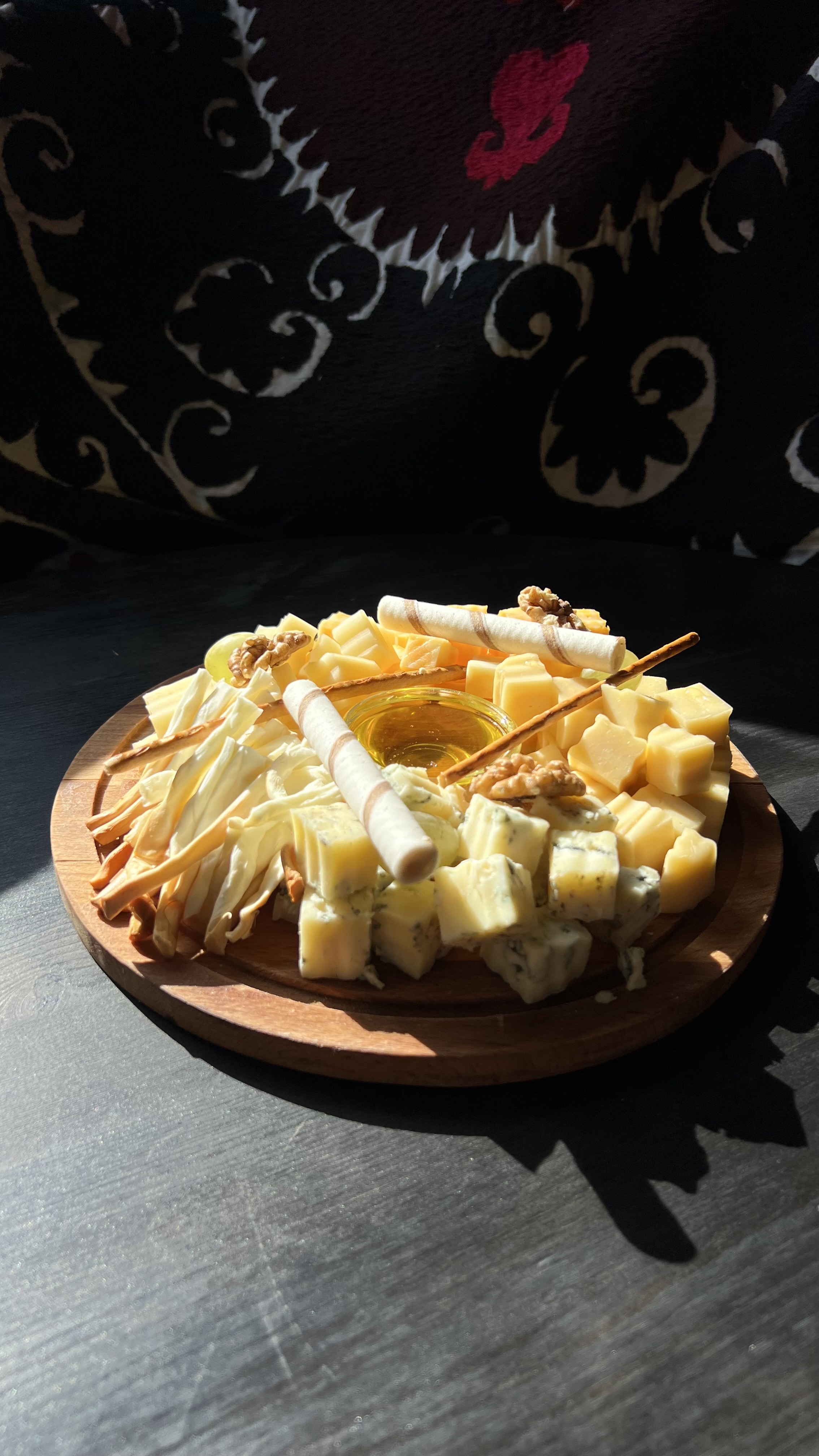 Сырное ассорти с медом и орехом