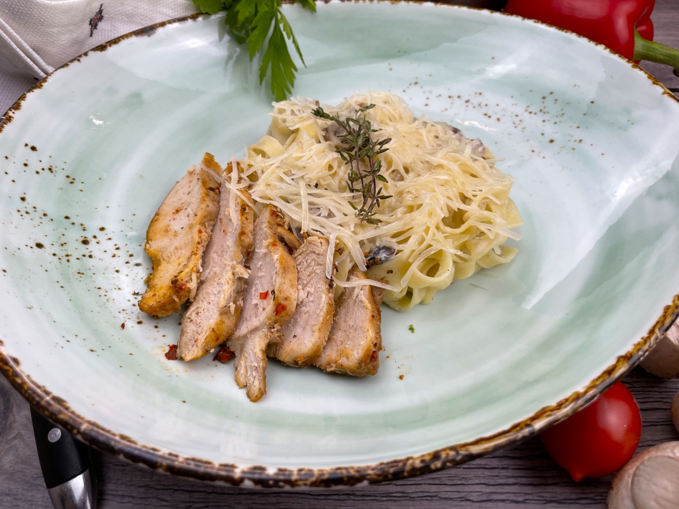 Паста с курицей и грибами