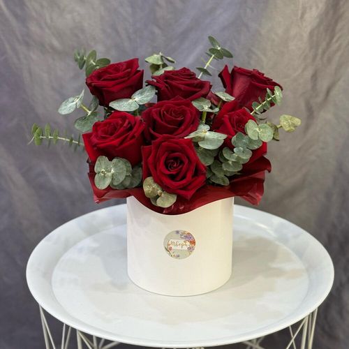 Букет из красных роз и эвкалипта в коробке (к2038)