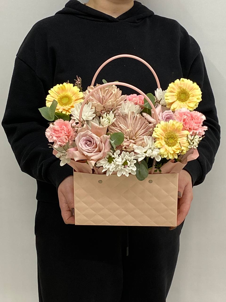 Нежная композиция в шоппере с герберами