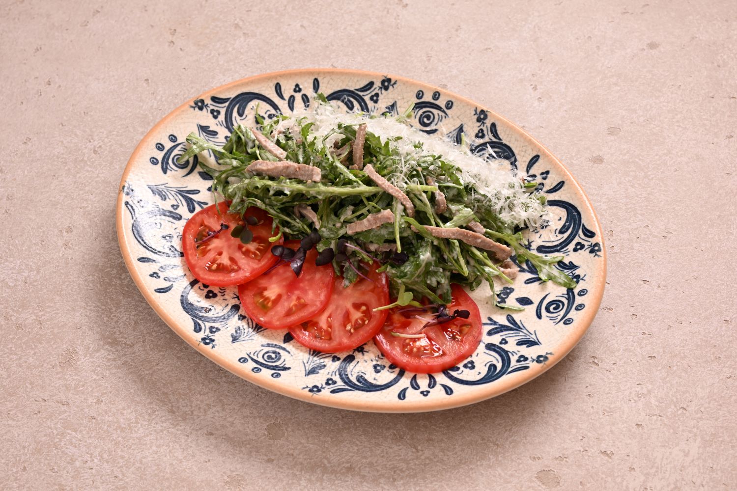 Салат с говяжим языком, руколой, сыром пармезан в ореховом соусе