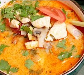 Том ям с курицей, кальмарами и рис. лапшой 