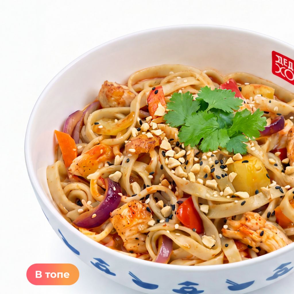 Вок с лапшой, курицей и тофу