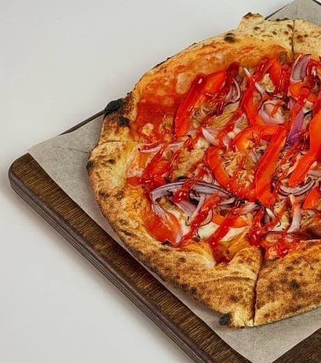 Пицца с томленой свининой