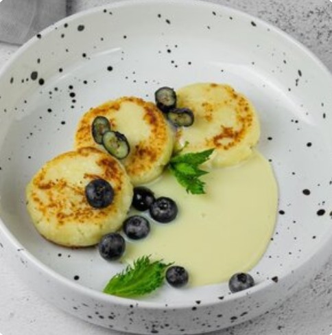 Сырники с голубикой и сгущенкой