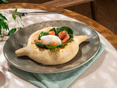 Аджарская с лососем и яйцом пашот по-батумски