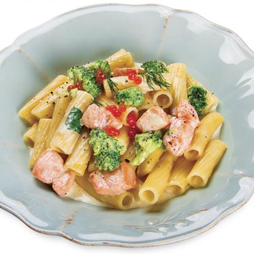 Ригатони с лососем