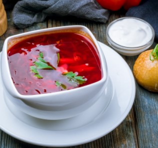 Борщ с говядиной, сметаной и салом