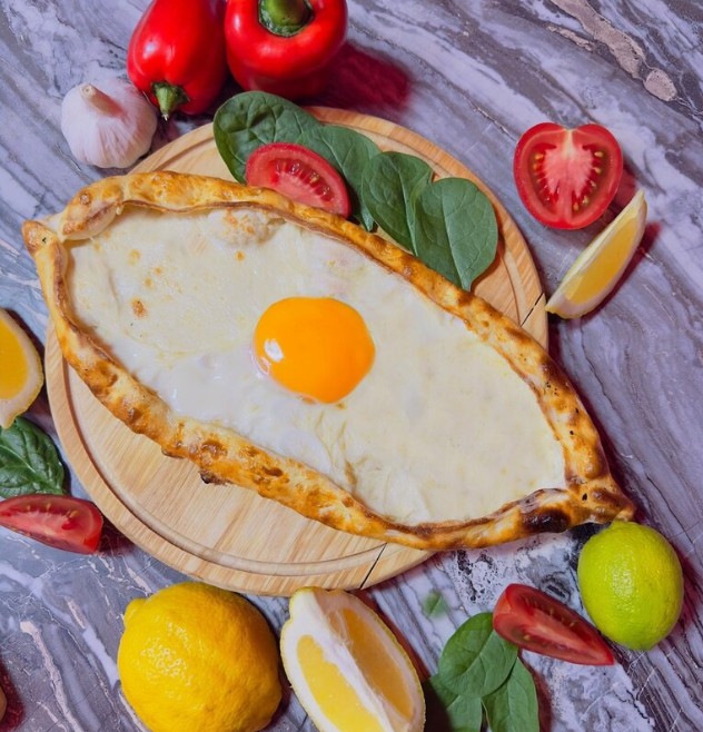 Пиде с сыром и яйцом