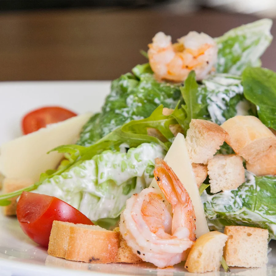 Салат цезарь с креветками