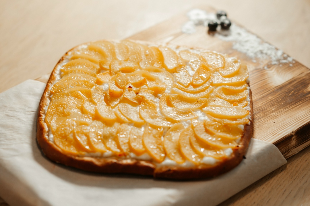 Пирог с творогом и персиком