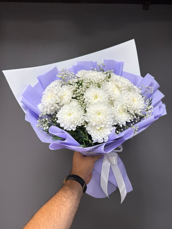 Букет из 5 белых хризантем с гипсофилой
