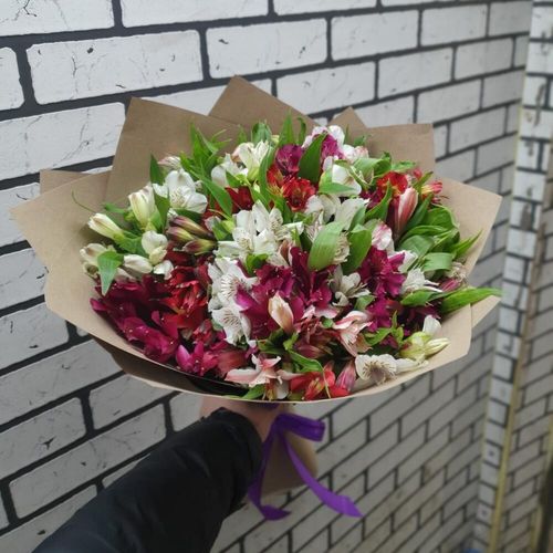 31 альстрамерия букет девушке