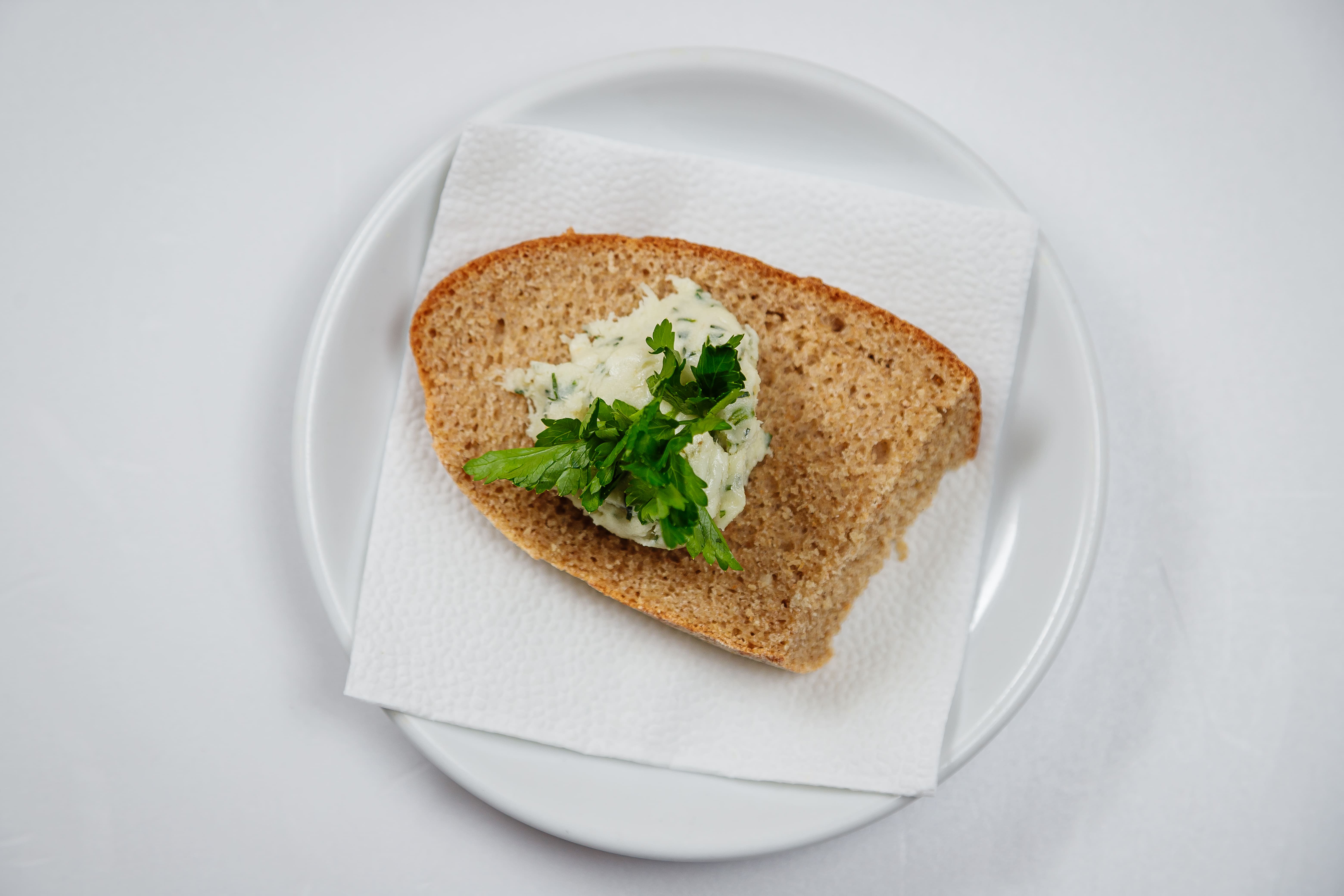 Бутерброд с паштетом из сала