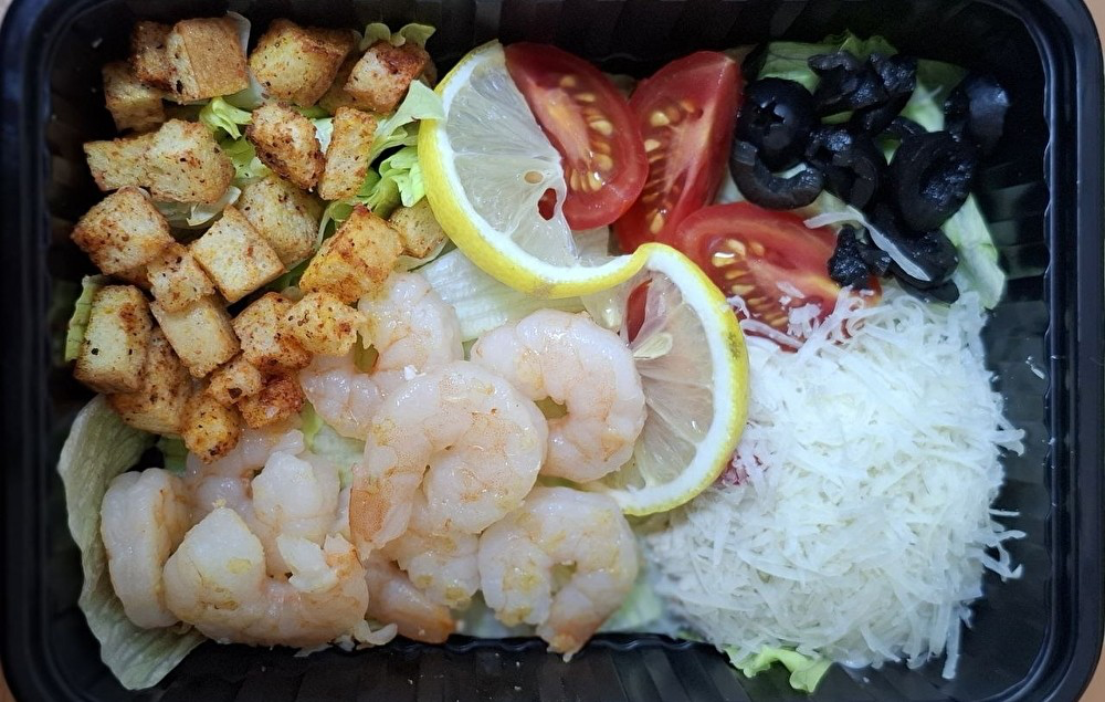 Салат Цезарь с креветками