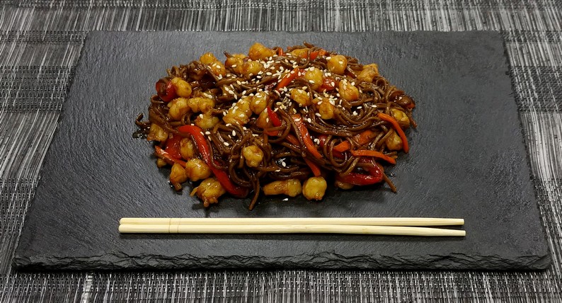 Soba с креветками в устричном соусе