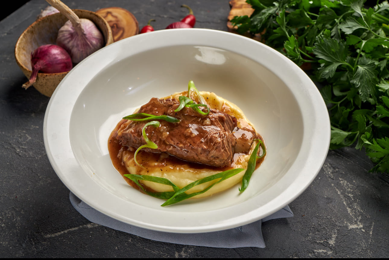 Телячье ребро с пюре и мясным соусом