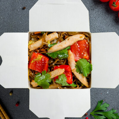 Wok по-китайски с курицей и лапшой соба