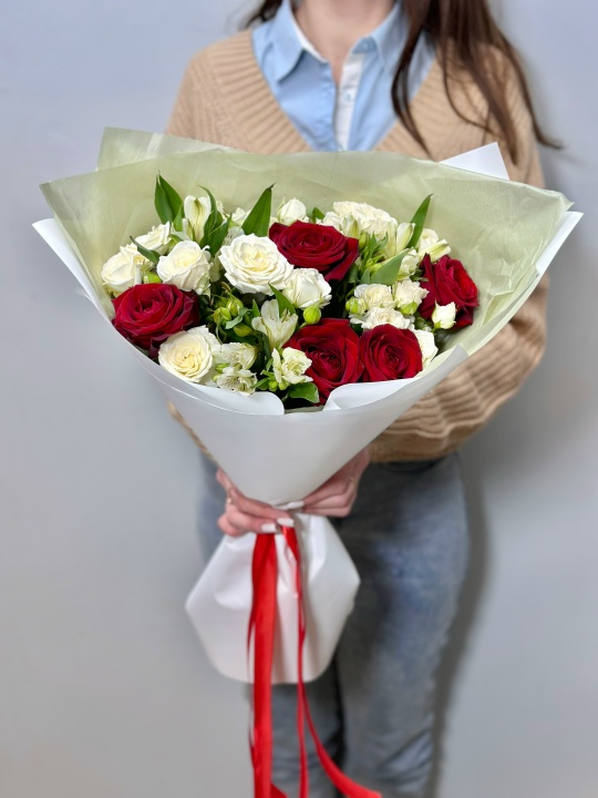 Букет с розами и альстромерией