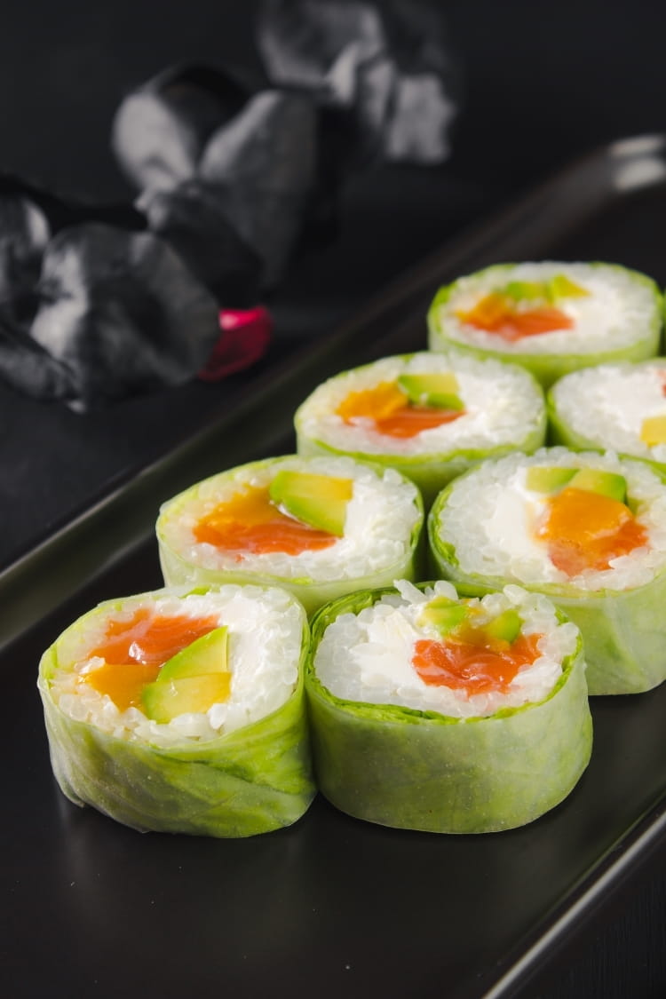 Фреш-ролл с манго и лососем