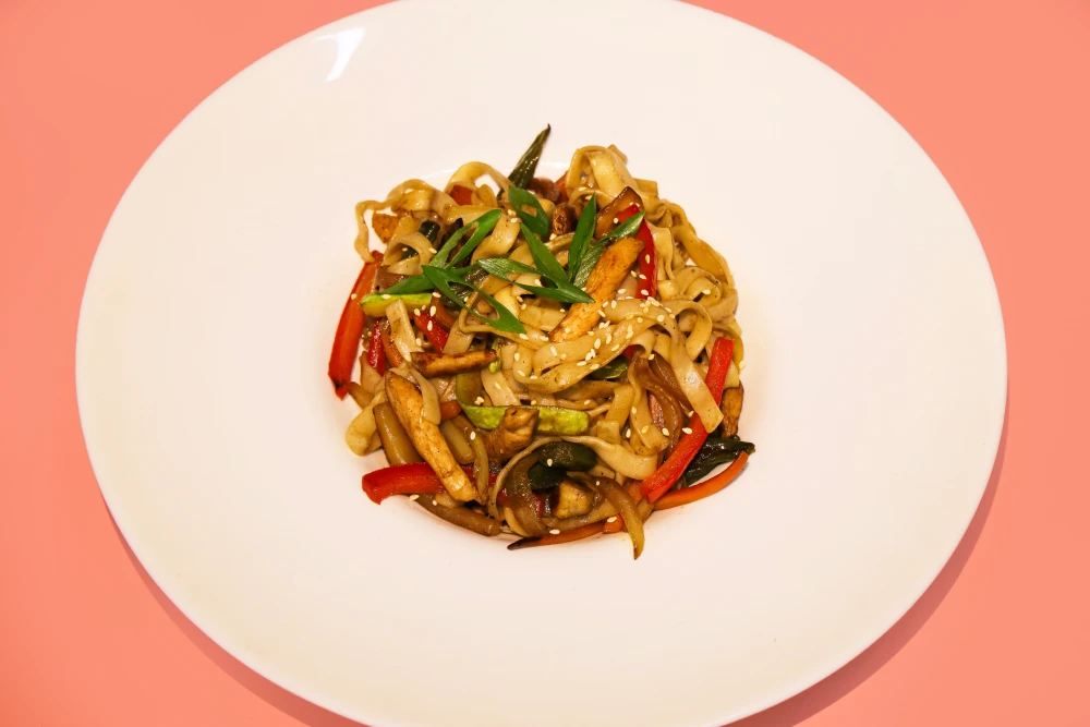 Фирменная лапша с курицей