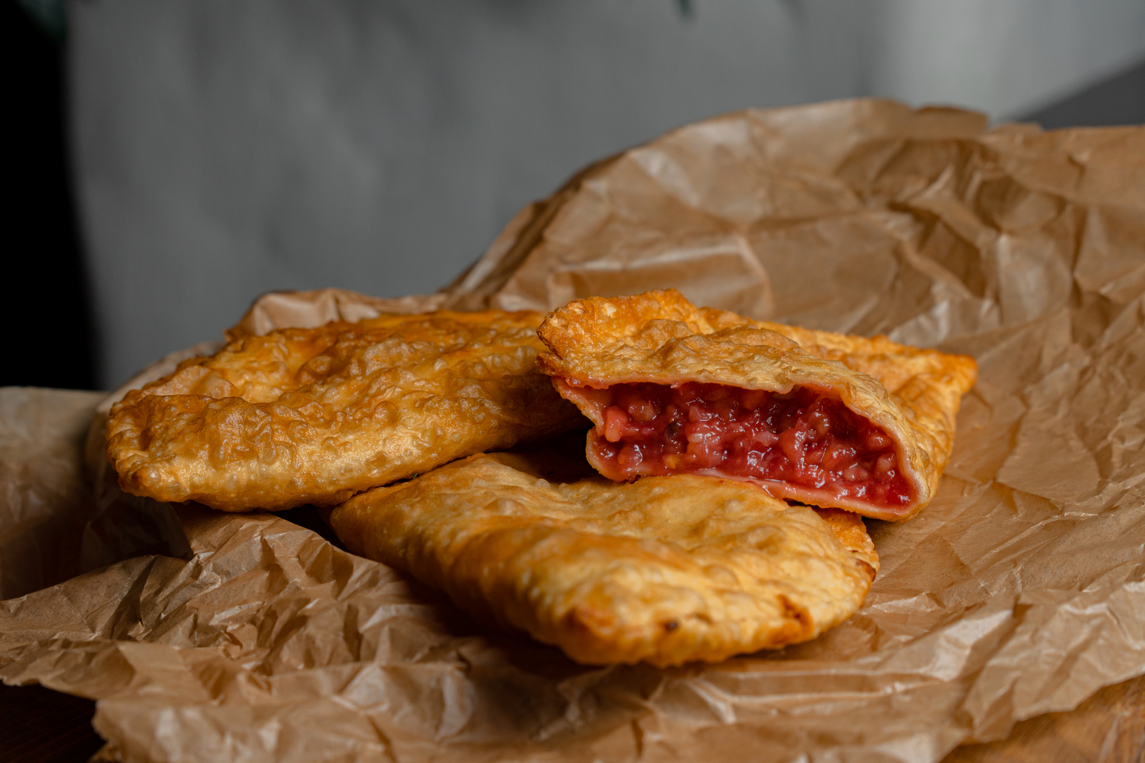 Чебурек с бананом и клубникой