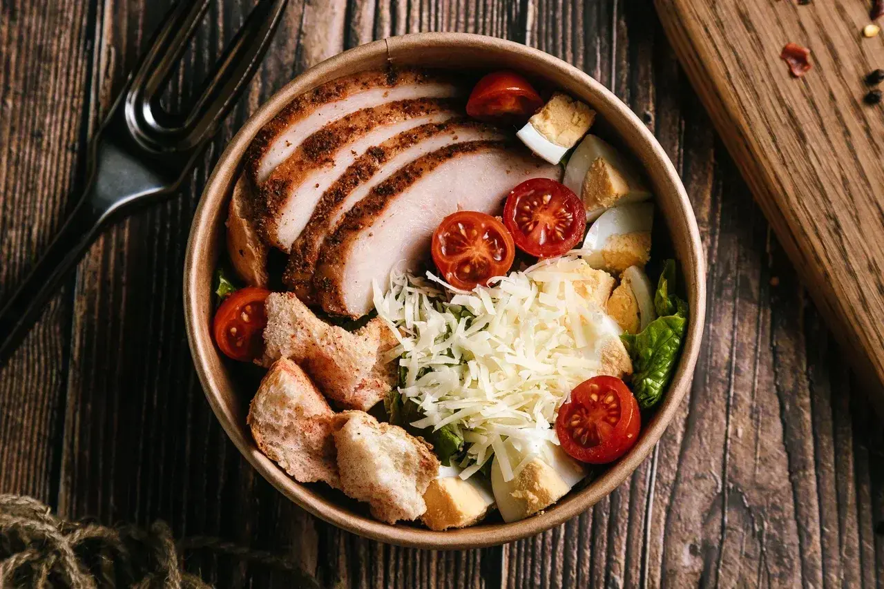 Цезарь с куриной грудкой BBQ