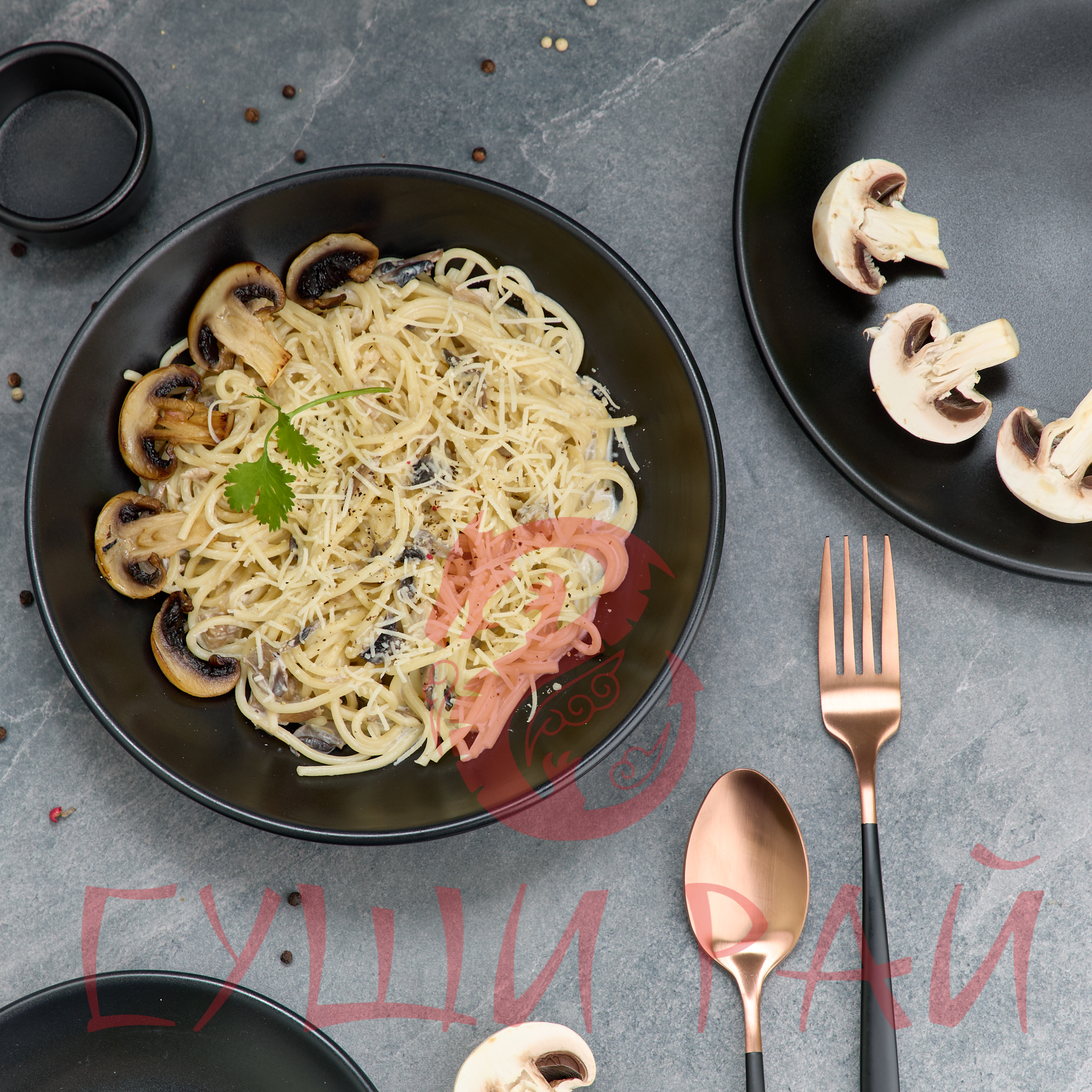 Паста с курицей и грибами в сливках