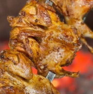 Цыплёнок табака с корнишонами на мангале