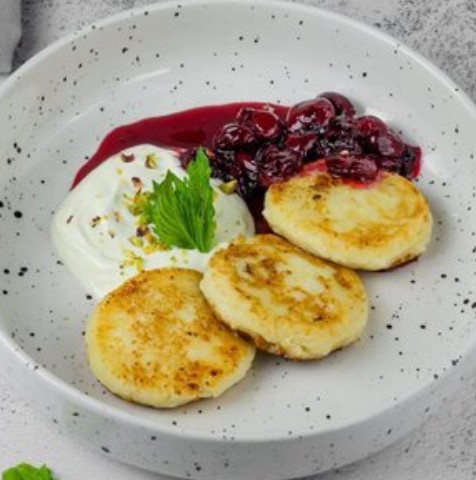 Сырники с вишней, фисташкой и сметаной