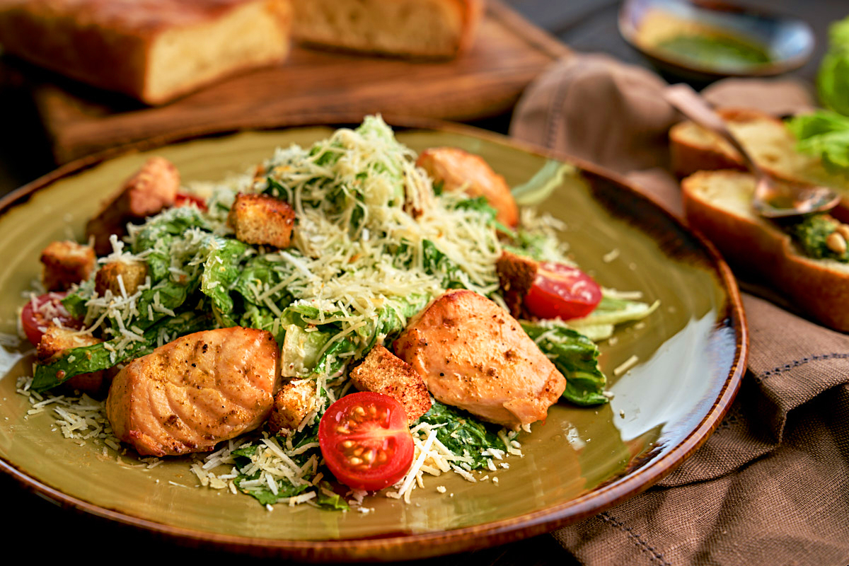 Цезарь салат с семгой