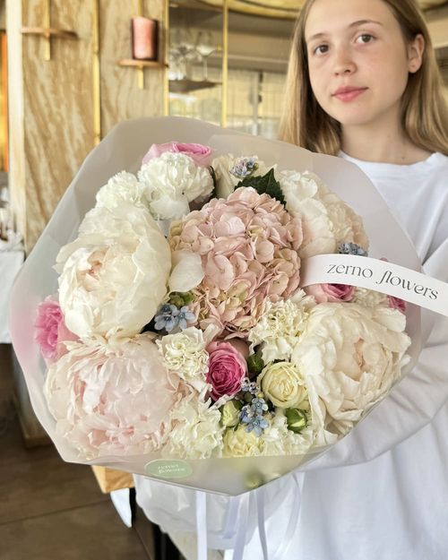 Букет из пионов, гортензий и роз