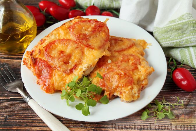 Куриная грудка, запечённая с помидором и сыром