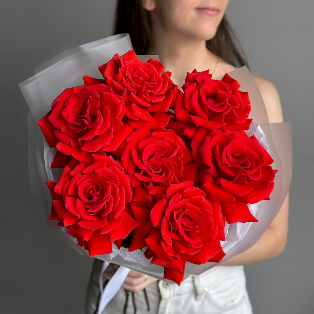 Яркий букет красные французские розы