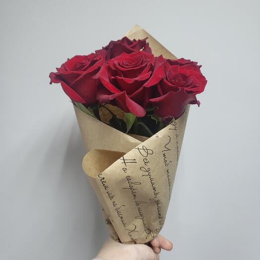 Букет из роз в крафте