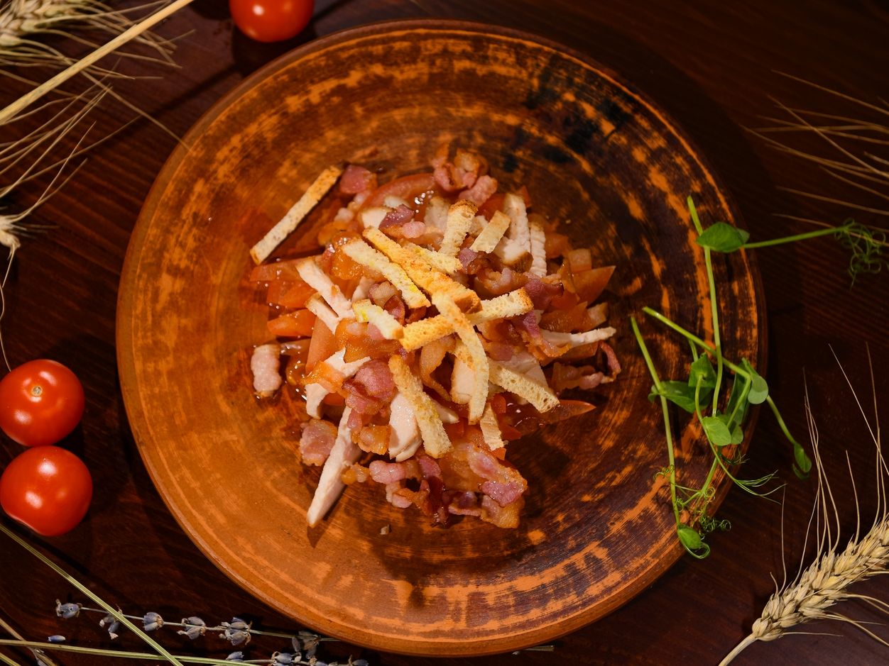 Теплый салат с беконом и курицей