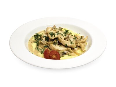 Бефстроганов из курицы с грибами и картофельным пюре