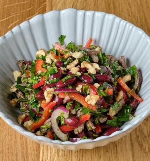 Говядина с фасолью, луком и сладким перцем