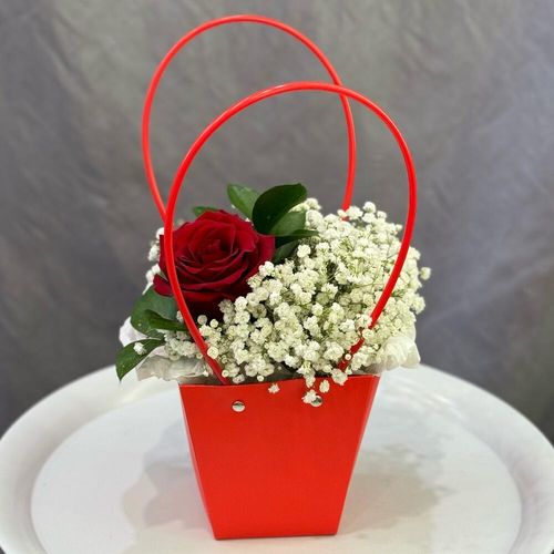 Букет из гипсофилы с розой, в сумочке (к0105) 