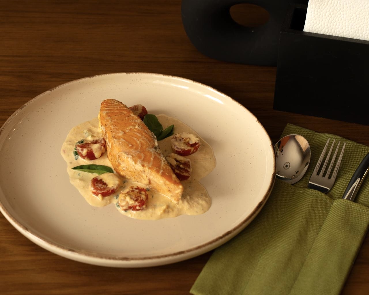 Лосось с черри и шпинатом 