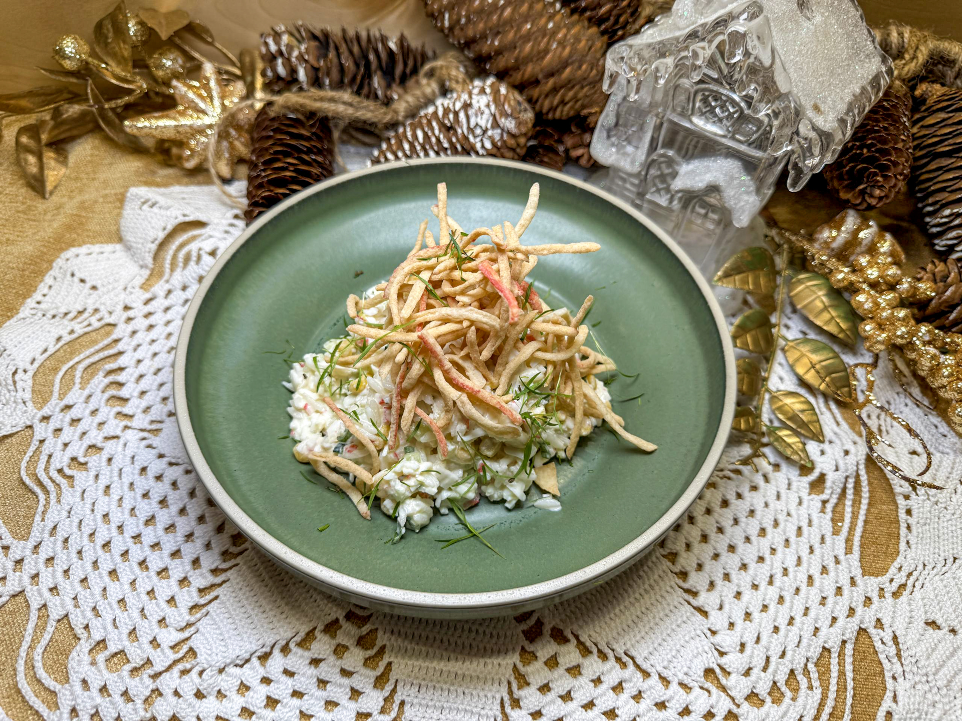 Семейный салат с крабовыми палочками