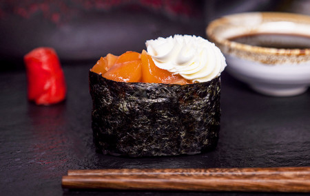 Суши "Сырный лосось"