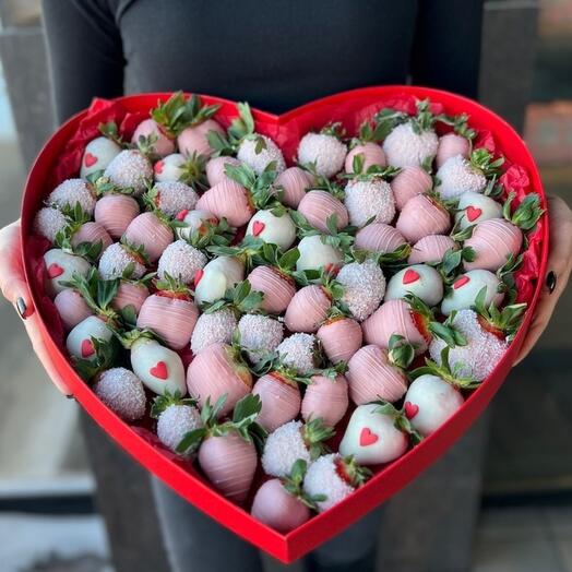 Клубника в розовом и белом шоколаде 