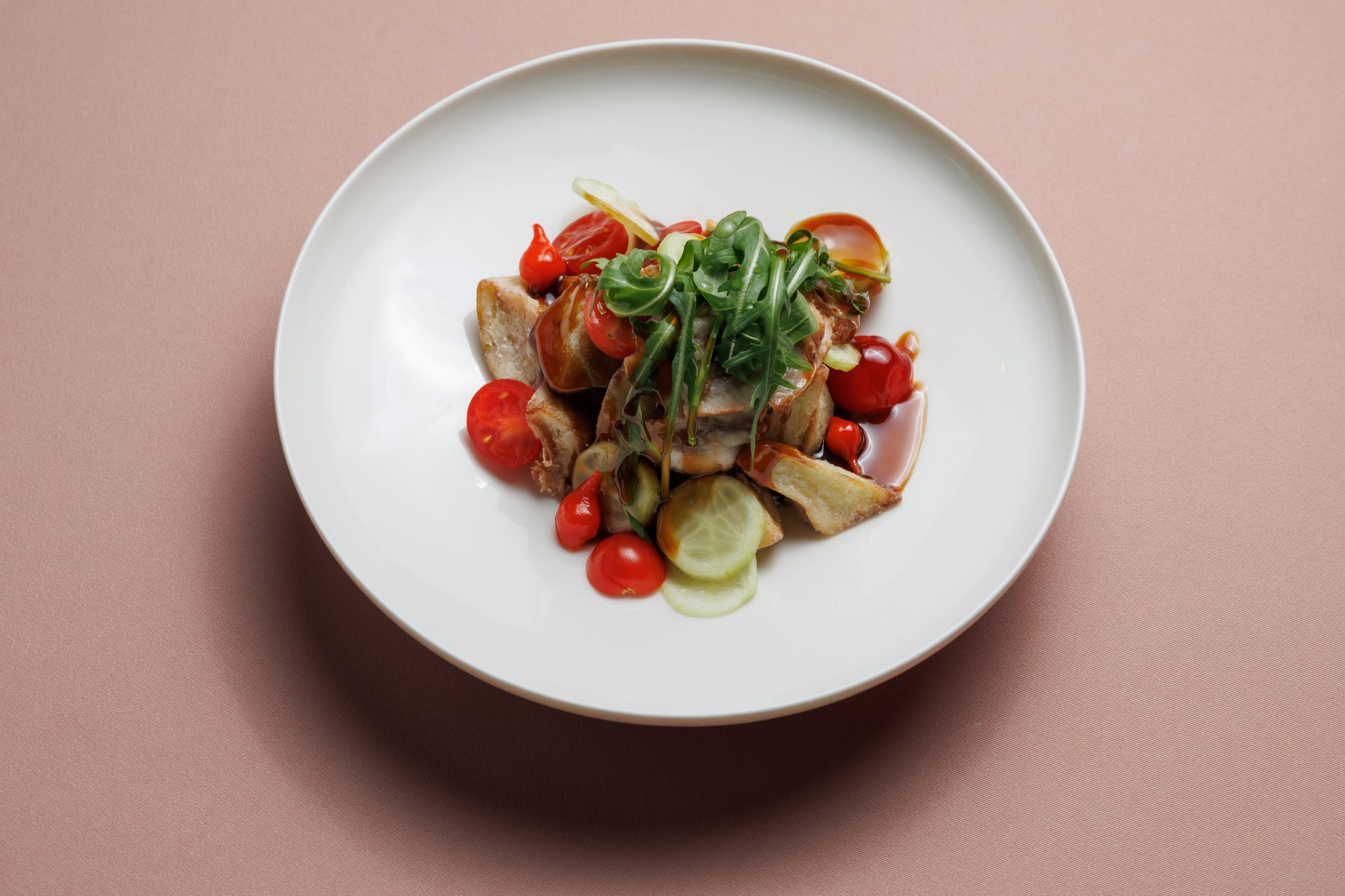 Салат с угрем и хрустящими баклажанами