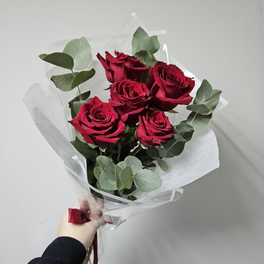 Букет из роз и эвкалипта