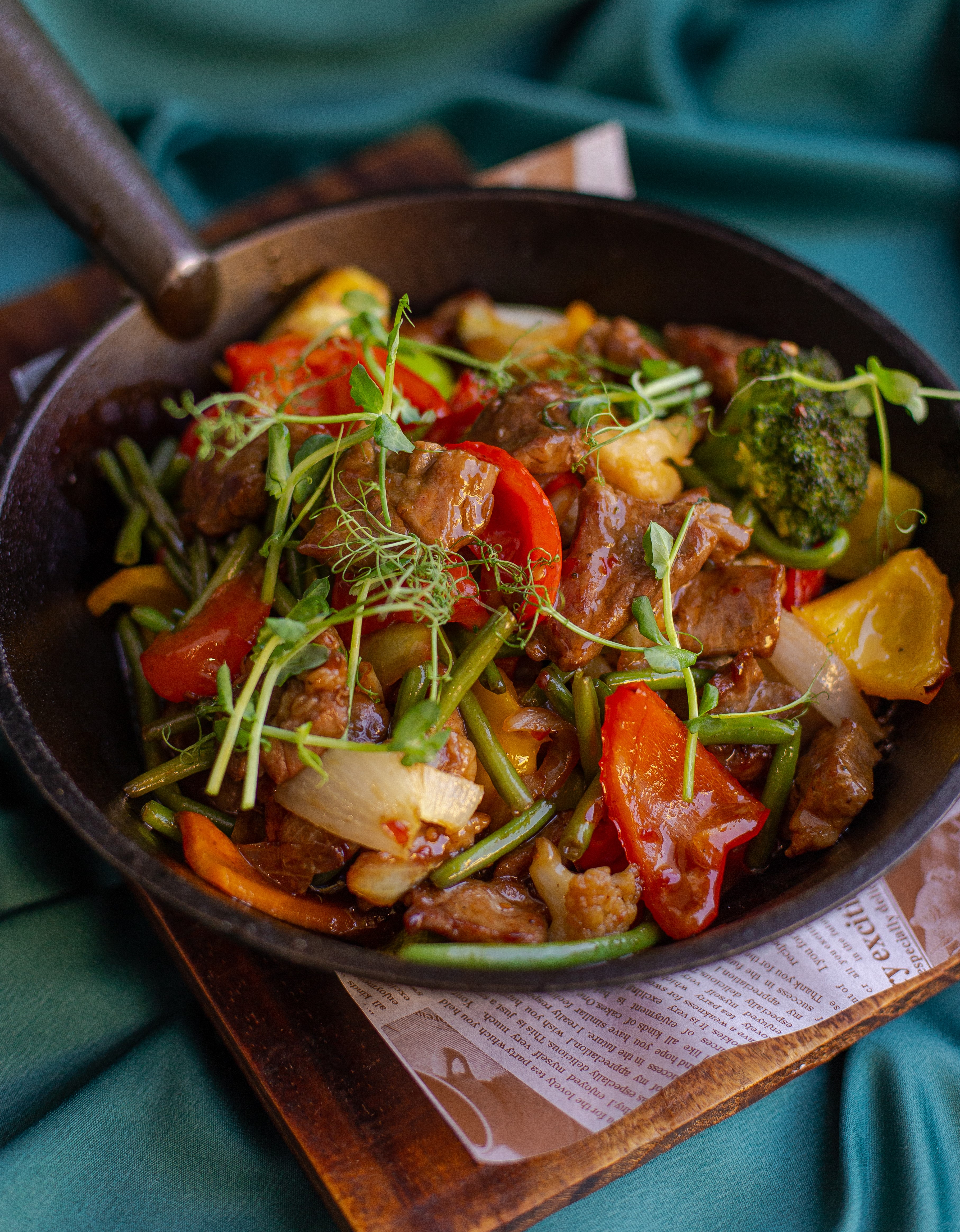 Мясо с овощами на сковороде (свинина)