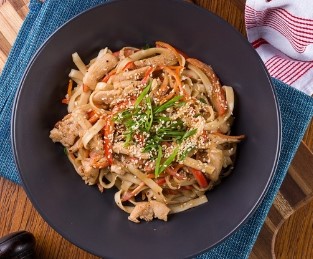 Вок с курицей и кунжутным соусом