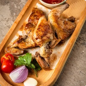 Цыпленок на мангале соусом тхемали